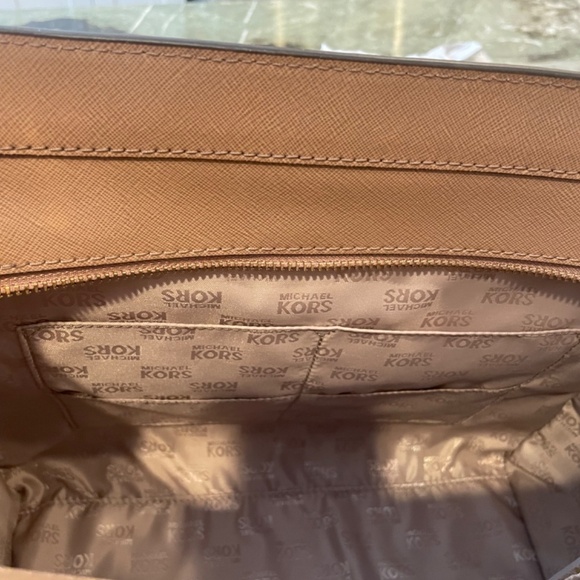 Beautiful mid size tote by Michael Kors - Picture 5 of 10